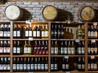 Acheter de l'alcool à Montréal Rayon de bouteilles de vin dans une succursale de la SAQ à Montréal