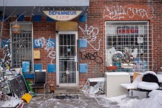 Rue enneigée de Montréal en hiver avec des voitures stationnées le long du trottoir