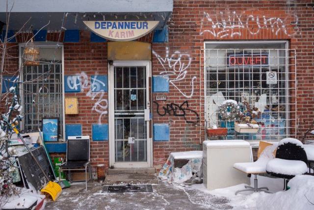 Rue enneigée de Montréal en hiver avec des voitures stationnées le long du trottoir